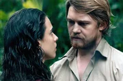 In einer Hotelbar lernt Trish (Margaret Qualley) den kultivierten britischen Gesch&auml;ftsmann Daniel (Joe Alwyn) kennen. Sie sieht in ihm ihre Chance, aus Nicaragua zu fliehen.