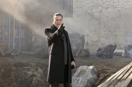 Ciar&aacute;n Hinds (Roarke).