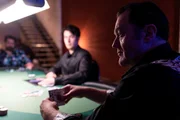 Paul B&ouml;hmer (J&uuml;rgen Tonkel, r.) versucht sein Gl&uuml;ck in einer illegalen Pokerrunde.