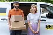 Hannes Winklers (Steffen Wolf, l.) Paketstapel kommt ins Schwanken, als er auf Christin Lange (Sarah Thonig, r.) trifft. Dabei f&auml;llt ausgerechnet das Paket f&uuml;r Polizeidirektor Achtziger zu Boden.