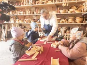 Ratschenbauer Ernst Ribisch mit Kindern w&auml;hrend ServusTVs &bdquo;Blickwechsel Spezial: Brauchtum abgeschafft&ldquo; in seiner Werkstatt in Herrnbaumgarten am 19. M&auml;rz 2026.