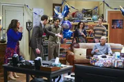 "The Big Bang Theory", "Lebe lang und in Frieden." Eigentlich ist es Sheldon zutiefst zuwider, seinen Geburtstag zu feiern. Als Kind haben ihn die Freunde seiner Zwillingsschwester bei solchen Anl&auml;ssen immer furchtbar aufgezogen. Im Alter von sechs Jahren hat er zum Beispiel den ganzen Tag auf das versprochene Erscheinen von 'Bateman' gewartet, der aber nie aufgetaucht ist. Als Sheldon jedoch mitbekommt, wie wichtig es Amy w&auml;re, dass er sich von seinen Freunden feiern l&auml;sst, stimmt er wohl oder &uuml;bel zu und scheint dies auch nicht weiter bereuen zu m&uuml;ssen. Im Bild (v.li.): Jim Parsons (Sheldon Cooper), Mayim Bialik (Amy Farrah Fowler), Kunal Nayyar (Rajesh Koothrappali), Sara Gilbert (Leslie), Kevin Susman (Stuart), Adam West (Adam West).
