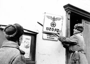 In Lockenhaus (Burgenland) werden die Hakenkreuzschilder von russischen Soldaten abmontiert.