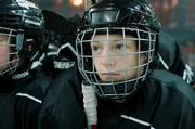 Aus Angst, angreifbar zu werden, zieht sich L&eacute;o (Eden Dambrine) aus der Freundschaft mit R&eacute;mi zur&uuml;ck, sucht Anschluss bei einer Jungengruppe und beginnt Eishockey zu spielen.