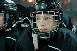 Aus Angst, angreifbar zu werden, zieht sich L&eacute;o (Eden Dambrine) aus der Freundschaft mit R&eacute;mi zur&uuml;ck, sucht Anschluss bei einer Jungengruppe und beginnt Eishockey zu spielen.