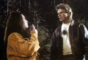 MacGyver (Richard Dean Anderson, r.) trifft sich im Wald mit dem Indianer Phil Crow (Gordon Tootoosis, l.).