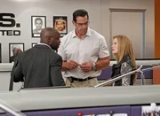 Unterst&uuml;tzen das Team von Gibbs: Levin (Alimi Ballard, l.), Simon Cade (Matthew Willig, M.) und Barrett (Sarah Jane Morris, r.) ...