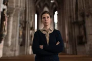 Die Vikarin (Lisa Oertel) wird von Wanda Goldwasser in der Kirche befragt.