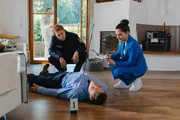 Die Todesursache ist nicht nur f&uuml;r die neue Pathologin Ela Atay (Sevda Polat, r.) offensichtlich, sondern auch f&uuml;r Polizeihauptmeister Mohr (Max M&uuml;ller, l.): Das Opfer, Bernd Schuster, wurde durch einen Pfeil get&ouml;tet.