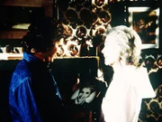 Jonathan (Michael Landon, l.) wird Untermieter bei Jane (Dorothy McGuire, r.), der Frau, mit der er zu Lebzeiten verheiratet war.