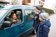 Sabrina Rattlinger (Carin C. Tietze, l.) macht eine &uuml;berraschende Entdeckung (mit Komparsen, r.).