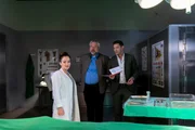 Pathologin Atay (Sevda Polat, l.) informiert die Kommissare Stadler (Dieter Fischer, M.) und Hansen (Igor Jefti , r.) &uuml;ber ihre Untersuchungsergebnisse.