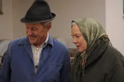 Durch die gemeinsame Arbeit auf dem Hof hat sich die Stimmung zwischen Schattenhofer und Theres deutlich gebessert. Von links: Lorenz Schattenhofer (Werner Rom) und Theresa Brunner (Ursula Erber).