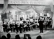 Das Tanzorchester des Hessischen Rundfunks unter Leitung von Willy Berking (vorn stehend) beim Grand Prix Eurovision 1957 im Sendesaal des Hessischen Rundfunks.