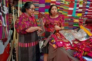 Micaela (li.) und ihre Tochter (re.) an ihrem Stand &ndash; gekleidet in Huipiles, den traditionell bestickten und gewebten Blusen