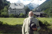 Sepp Forcher vor Burg Taufers im Ahrntal. Die Dynastenburg der Herren von Taufers z&auml;hlt zu den gr&ouml;&szlig;ten und sch&ouml;nsten des gesamten Tiroler Raumes.