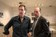 Markus Gellert (Herbert Knaup, r.) merkt, dass sein Freund Jens Stahmer (Thomas Heinze, l.) ihm nicht die Wahrheit sagt.