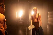 Thomas Schmauser (li.) und Elias Krischke (re.) in &bdquo;Mephisto&ldquo; an den M&uuml;nchner Kammerspielen.