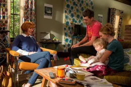 L - R: Julia Roberts als Miranda Collins, Jack Whitehall als Zack, personnage, Britt Robertson als Kristin