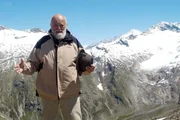Sepp Forcher auf der Birnl&uuml;cke, dem &Uuml;bergang zwischen dem S&uuml;dtiroler Ahrntal und dem Krimmler Achental auf Salzburger Seite, rechts der 3.666 m hohe Gro&szlig;venediger.