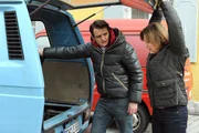 Flori glaubt nicht so recht, dass seine Mutter den alten Bus wieder flott bekommt. Von links: Florian (Tommy Schwimmer) und Veronika Brunner (Senta Auth).