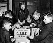 &ouml;sterreichische Kinder mit Care-Paketen.