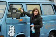 Vroni (Senta Auth) bringt den Bus auf Vordermann um den Senioren-Shuttle wieder zu beleben.