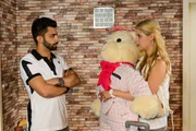 Can (Volkan Isbert) wird von Susi (Sarah Thonig) mit ihrem Plan &uuml;berrumpelt, bei ihm in die WG zu ziehen.