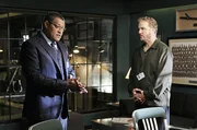 Im Fall des als "Dick und Jane Killer" bekannten Nathan Haskell trifft Gil Grissom (William Petersen, r.) auf den Pathologen Dr. Raymond Langston (Laurence Fishburne).