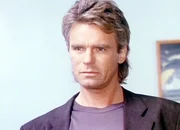 MacGyver (Richard Dean Anderson) erf&auml;hrt, dass Pete Thorntons Ex-Frau die anonymen Briefe geschrieben hat ...