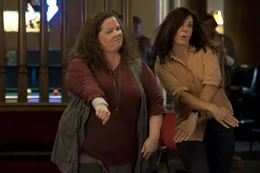 Als sich FBI Agentin Sarah Ashburn (Sandra Bullock, r.) und Streifenpolizistin Shannon Mullins (Melissa McCarthy, l.) zusammenraufen, beginnt f&uuml;r die Kriminellen von Boston ein echt hartes Dasein ...