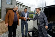 Die Kommissare Stadler (Dieter Fischer, l.) und Hansen (Igor Jefti , M.) befragen  im Rahmen ihrer Ermittlungen Timo Ritter (Jonas Brachmann, r.).