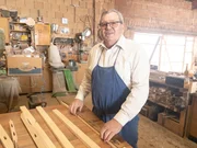 Ratschenbauer Ernst Ribisch posiert f&uuml;r ein Foto.