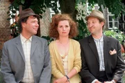 Bauer Brakelmann (Jan Fedder) und Freundfeind Tönnsen (Peter-Heinrich Brix) kommen sich beim Buhlen um die Hand der reichen Hoferbin Henrike Kümmseren (Heike Falkenberg) ins Gehege. Bauer Brakelmann (Jan Fedder) und Freundfeind Tönnsen (Peter-Heinrich Brix) kommen sich beim Buhlen um die Hand der reichen Hoferbin Henrike Kümmseren (Heike Falkenberg) ins Gehege.