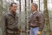 MacGyver (Richard Dean Anderson, r.) versucht, Larry Whitecloud (Michael Gregory, l.) zu &uuml;berzeugen, dass mit Gewalt das Problem nicht zu l&ouml;sen ist.