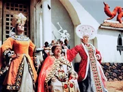 Aljonuschka (Natalja Sedysch, li.), Fedul IV. (Leonid Charitonow), Baba Jaga (Vera Altaiskaja).