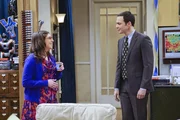 Weil Sheldon (Jim Parsons, l.) Amys (Mayim Bialik, l.) Geburtstag unvergesslich gemacht hat, will sie dies erwidern und mit seinen Freunden eine Party f&uuml;r ihn schmei&szlig;en. Sheldon ist zun&auml;chst jedoch wenig begeistert von dieser Idee ...