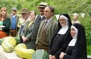 v.l. Edie Paignton (Alica Blundell), Tom Thomas (David Sterne), WPC Peggy Button (Ami Metcalf), Ted Button (Ivan Kaye), Frank Harsden (Mchael Gould), Sister Boniface (Lorna Watson) und Sister Reg (Virginia Fiol)