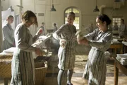 Luisa (Alicia von Rittberg, l.), Hilke (Lucie Hollmann, m.) und Sarah (Lili Zahavi, r.) g&ouml;nnen sich w&auml;hrend der harten Arbeit im Erziehungsheim Falkenstein eine Pause. Ob das den strengen Schwestern allerdings verborgen bleibt?