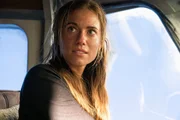 Sara (Allison Williams) muss nach dem Tod des Piloten das Steuer des Kleinflugzeuges &uuml;bernehmen.