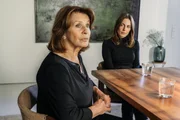 Nach einem Leben voller Reisen m&ouml;chte Charlotte Kler (Senta Berger, l.) ihr turbulentes Leben auf M&uuml;nchen fokussieren und mehr Zeit mit ihrer Familie verbringen. Aber Tochter Viola Frankenberg (Antje Traue, r.) konfrontiert sie mit Problemen aus der Vergangenheit.