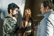 Frank (Michael A. Grimm) stellt Navid (Reza Brojerdi) und seine Tochter (Lilith Kampffmeyer) aneinander vor.