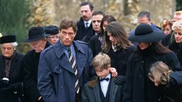 Alain (Jean-Claude van Damme, 4.v.l.) erf&auml;hrt, dass ein russischer Gangster gestorben ist - es ist sein identisch aussehender Zwillingsbruder Mikhail. Unweigerlich wird Alain in die Machenschaften der russischen Mafia verwickelt.