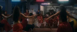 De Roller (Beno&icirc;t Magimel, hinten) und Shannah (Pahoa Mahagafanau) beim Tanzspektakel.