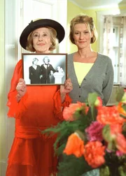 Zwei Frauen, zwei Generationen, zwei Temperamente: Die joviale Mutter Hilde (Rosemarie Fendel, li.) und ihre zur&uuml;ckhaltende Tochter Vreni (Suzanne von Borsody).