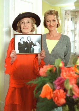 Zwei Frauen, zwei Generationen, zwei Temperamente: Die joviale Mutter Hilde (Rosemarie Fendel, li.) und ihre zur&uuml;ckhaltende Tochter Vreni (Suzanne von Borsody).