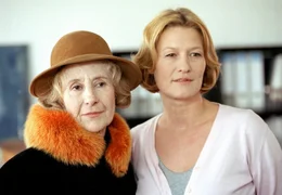 SWR Fernsehen MENSCH MUTTER, am Donnerstag (08.09.11) um 14:30 Uhr. Zwei grundverschiedene Frauen: Mutter Hilde (Rosemarie Fendel, li.) und Tochter Vreni (Suzanne von Borsody).