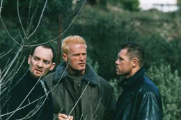 Dem Gangster Ivan (Zach Grenier, l.) ist das pl&ouml;tzliche Auftauchen des Zwillingsbruders ein Dorn im Auge. Daher heuern er und sein Genosse Morris (Rob Kaman, r.) den Auftragskiller Red Face (Stefanos Miltsakakis, M.) an, um sich um das Problem zu k&uuml;mmern.