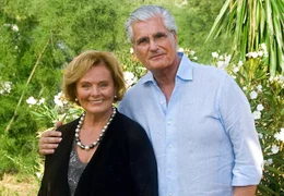 Lea (Ruth Maria Kubitschek) freut sich, dass der New Yorker Gallerist Sean (Sky du Mont) zu ihrem Geburtstag angereist ist.