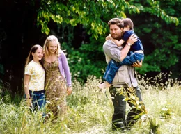 Erik Stolz (Francis Fulton-Smith, 2. v. re.) verbl&uuml;fft Sonja Arnold (Anica Dobra, 2. v. li.) mit der liebevollen Art, mit der er sich den Waisenkindern Nina (Ricarda Mattes, li.) und Max (Jonathan Beck) widmet.